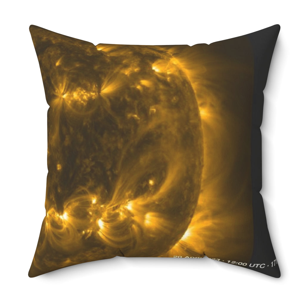 Solar 171Å — 2023-04-20 · Throw Pillow