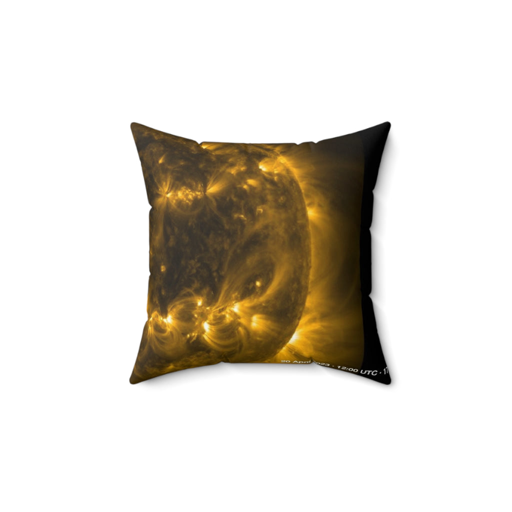 Solar 171Å — 2023-04-20 · Throw Pillow