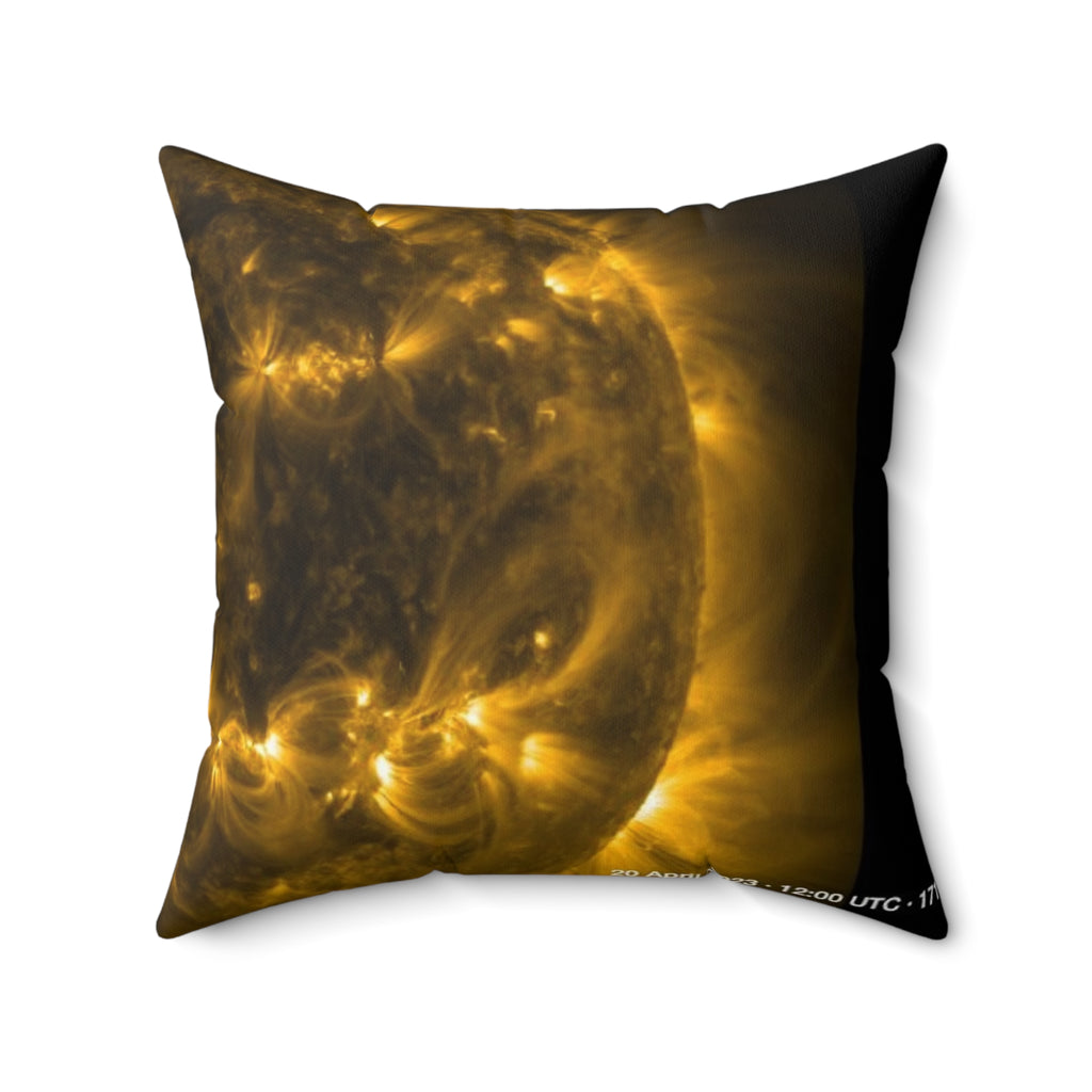 Solar 171Å — 2023-04-20 · Throw Pillow