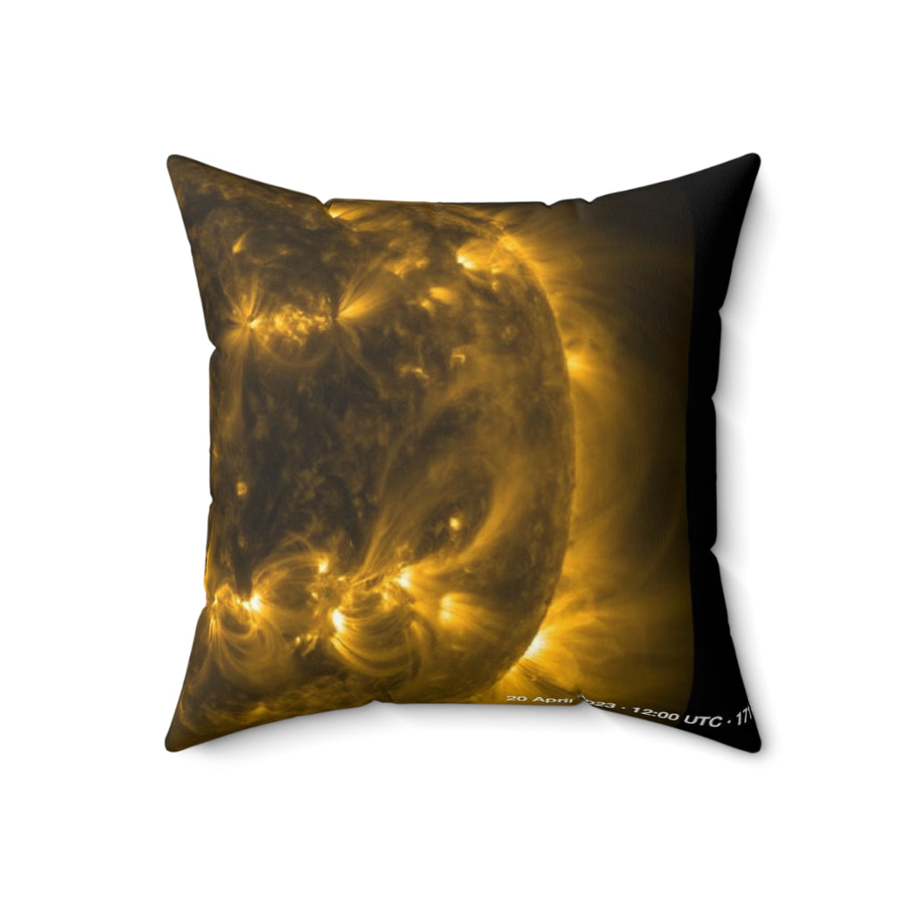 Solar 171Å — 2023-04-20 · Throw Pillow