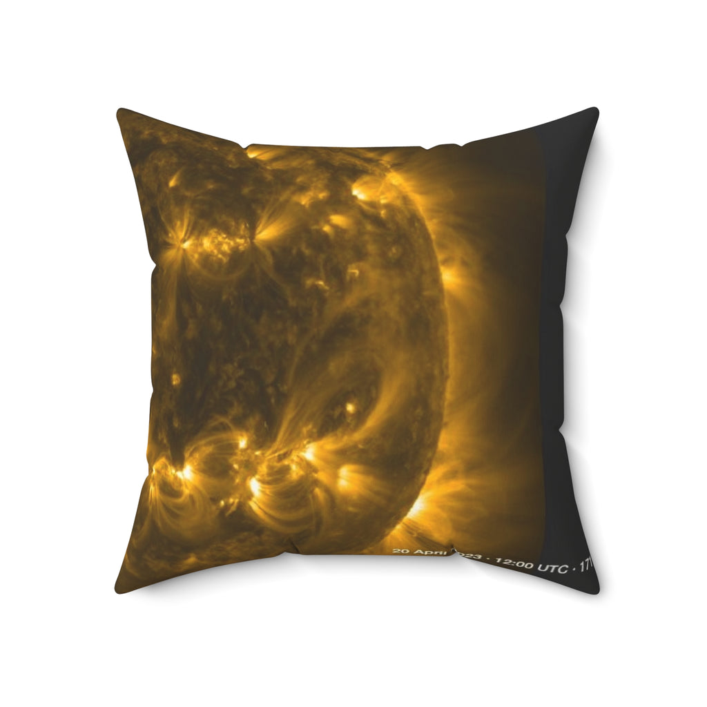 Solar 171Å — 2023-04-20 · Throw Pillow