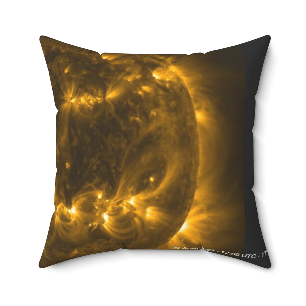 Solar 171Å — 2023-04-20 · Throw Pillow